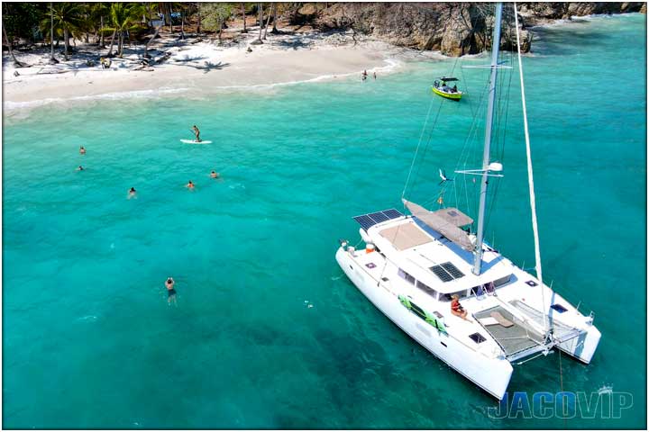 Private catamaran tour in Costa Rica to secluded beach