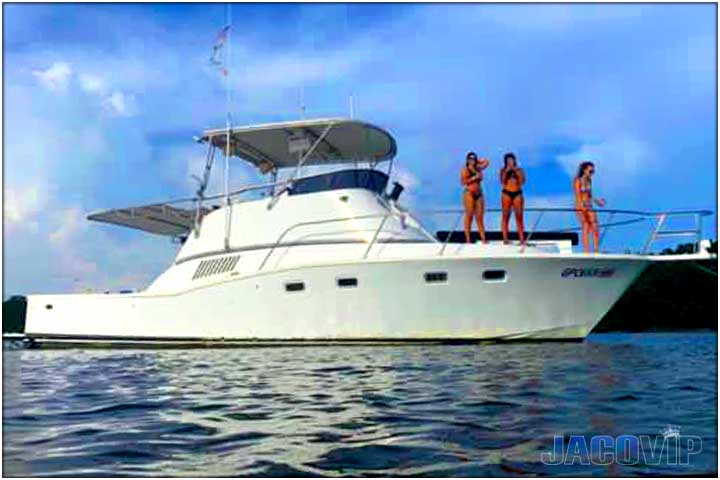 Group of girls on party boat in jaco costa rica