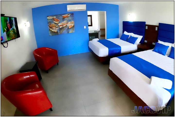 2 queen size beds with seating