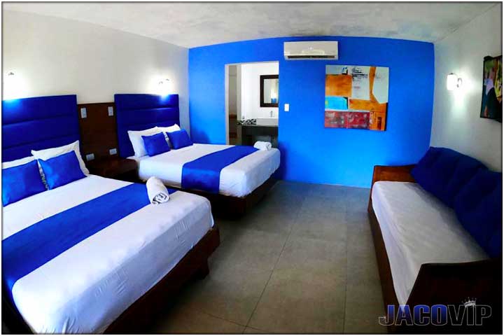 Large TV, 2 queen size beds and single daybed sofa
