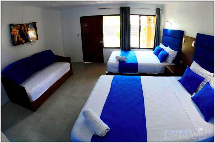 Large TV, 2 queen size beds and single daybed sofa