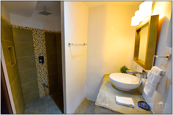 private en-suite bathroom