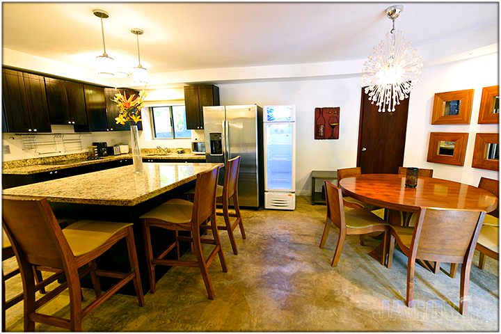 Bar stools and kitchen tabble