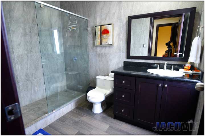 Private bathroom for bedroom number 10