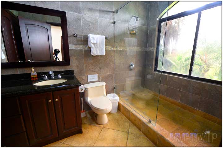 Large en-suite private bathroom with view for bedroom number 9