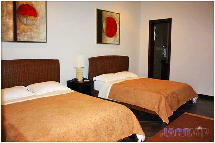 2 queen size beds with brown bed covers
