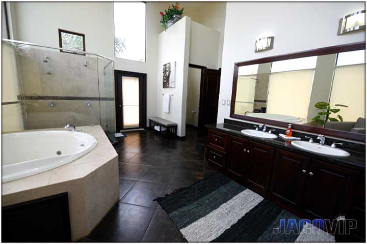 Master bathroom for master bedroom at Casa Ponte