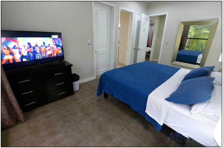 Bedroom number 8 with 2 queen size beds