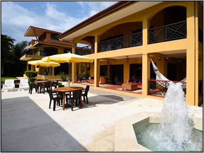 Exterior of Cielo Azul with the fountain on