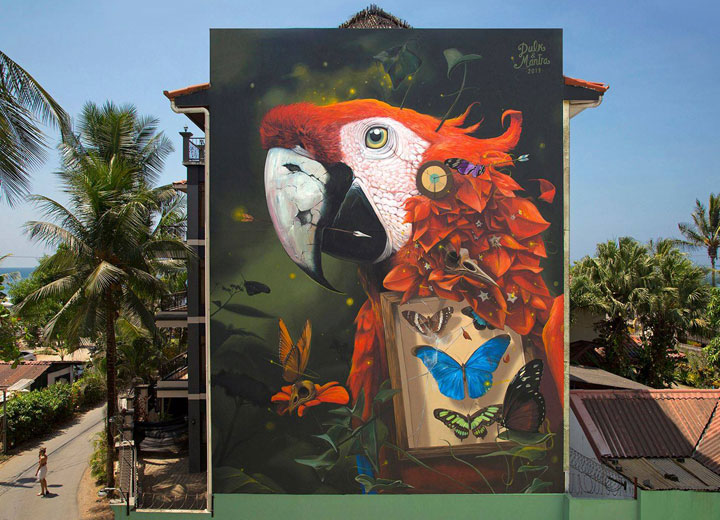 Giant mural of Scarlet Macaw at Pacific Palms by Artify Jaco in Costa Rica