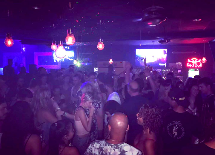Busy Friday night at Republik Lounge in Jaco