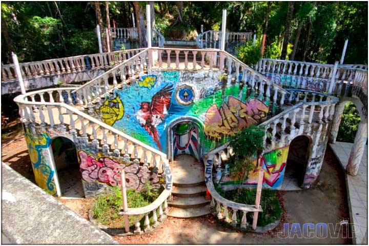 Grafiti on ruins at Miro Mountain in Jaco