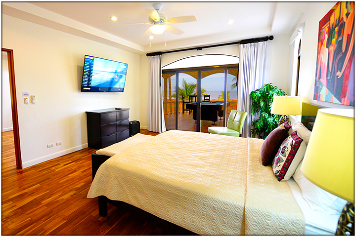 Large room with Jaco Beach Views