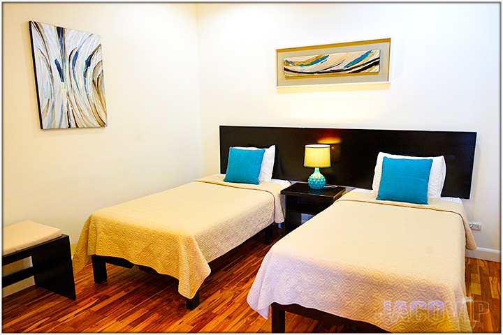 2 single beds with nightstand
