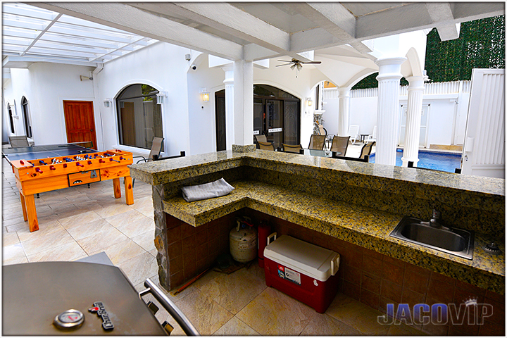 Nice outdoor bar with sink and cooler