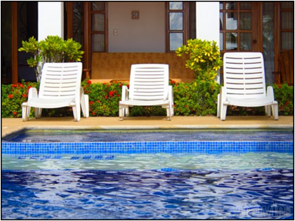 pool side lounge chairs for sun bathing