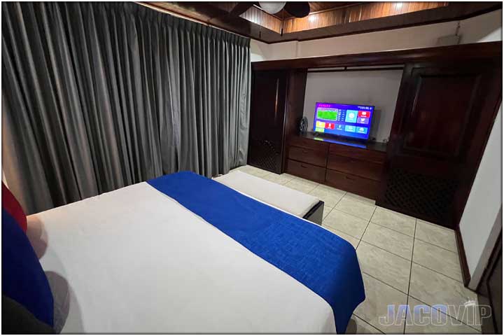 Queen size bed in bedroom