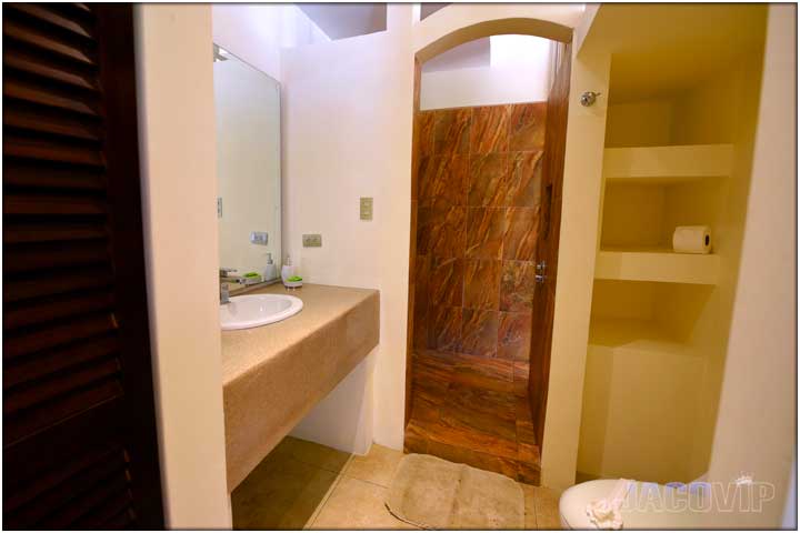 private bathroom for bedroom 14