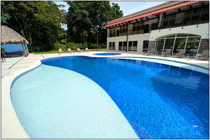 Larege resort style pool