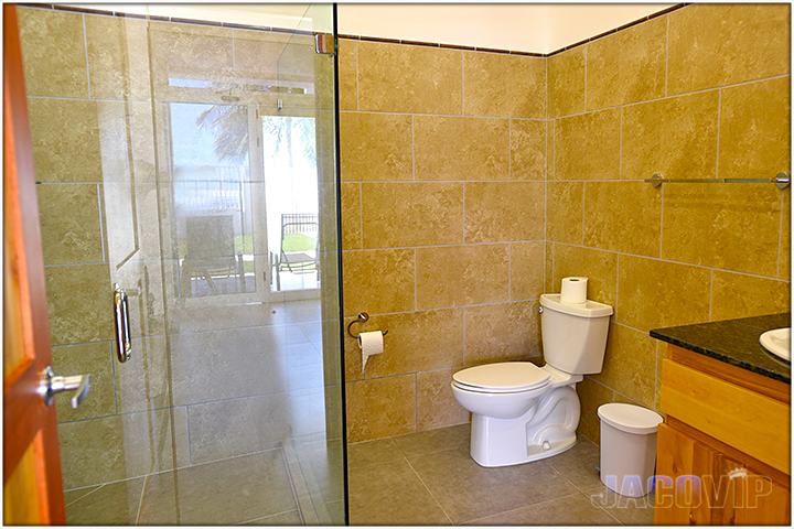 private bathroom for bedroom number 6