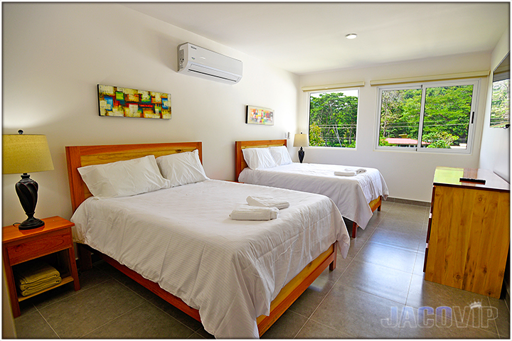 2 queen size beds in bedroom