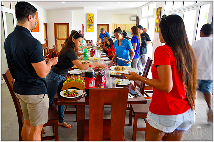 Jaco VIP cocnierges getting ready to eat at villa sea esta