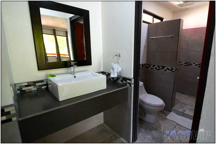 En suite bathroom with grey and black tile