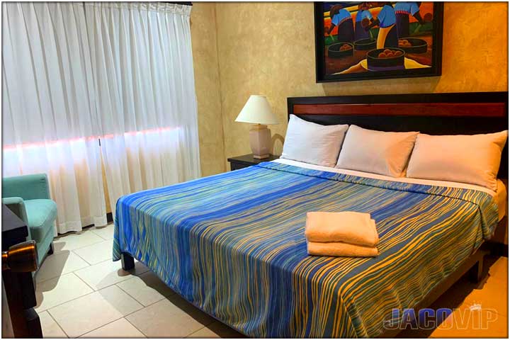 Bedroom number 2 with queen size bed