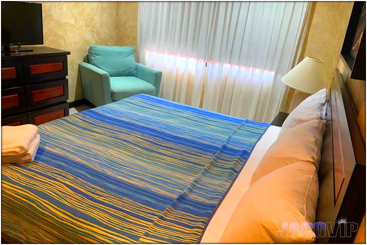 Duvet cover with blue stripes
