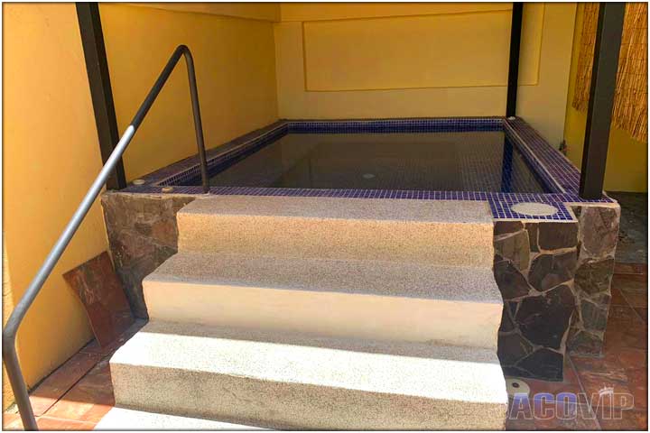 Jacuzzi size pool