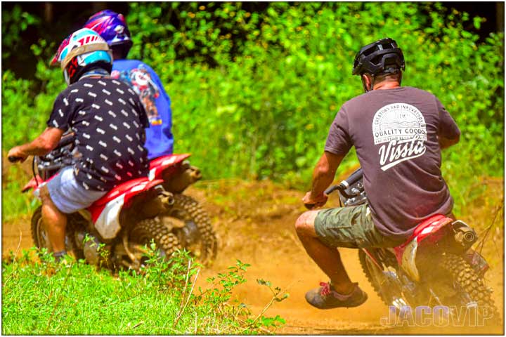 back side of mini dirt bikes racing