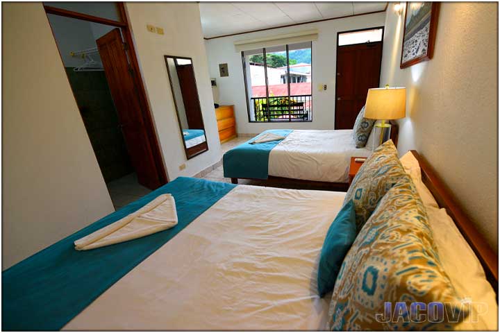 2 queen beds in bedroom number 11