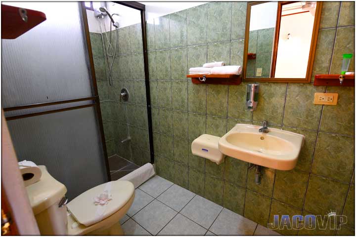 Bathroom ensuite bedroom number 11