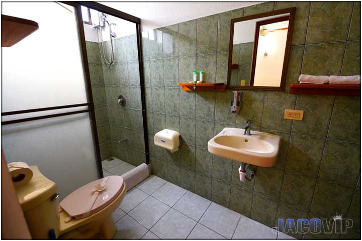 En suite beathroom at bedroom number 8
