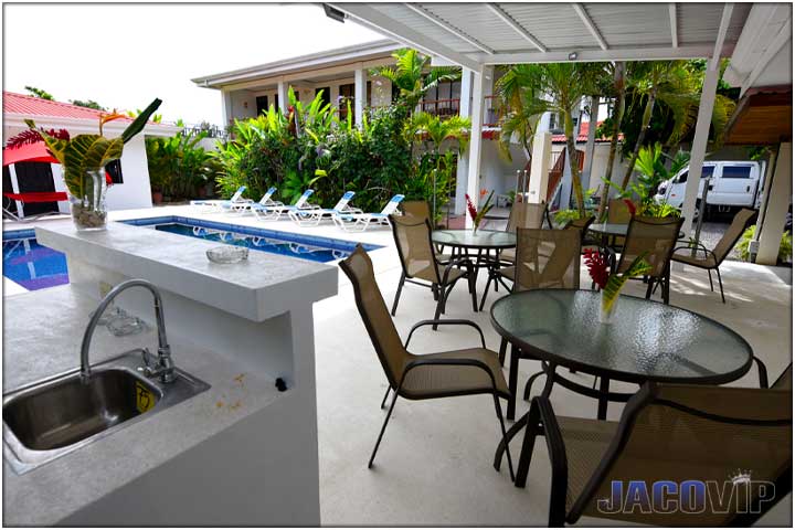 Rancho area with wet bar next to pool