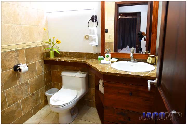 Full bathroom next to bedroom number eight