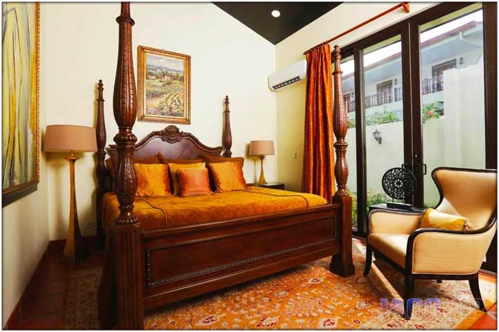 4 post bed frame with orange duvet