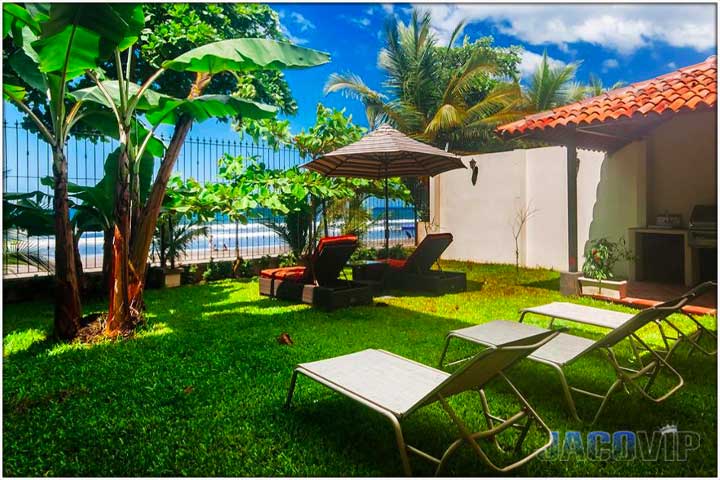 Exterior grounds with lawn chairs at Villa Montine Palacio del Mar