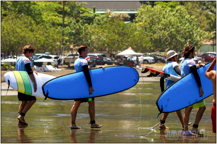 Surf lessons in jaco beach