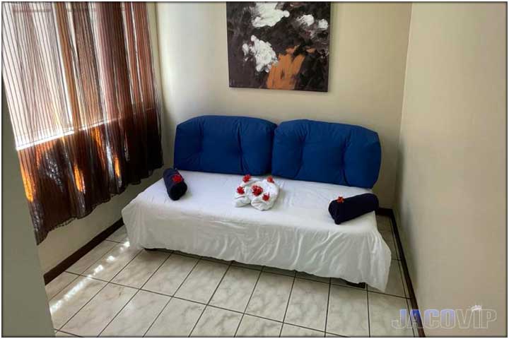 Secondary room with single size day bed