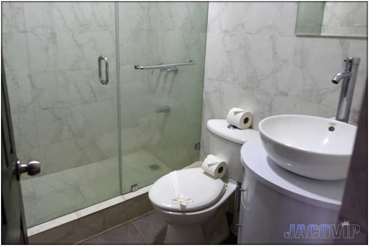 Shared bathroom for bedrooms 18 and 19