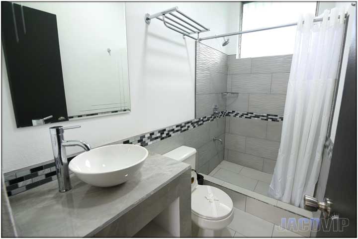 En suite bathroom for bedroom 7
