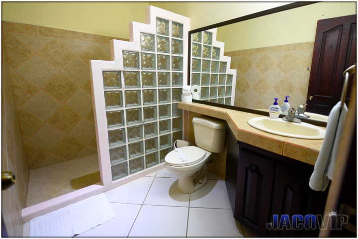Shared bathroom for two bedrooms